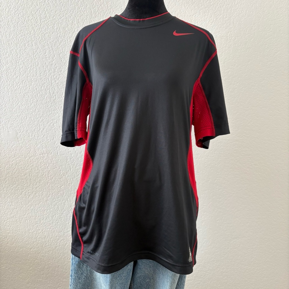 Nike Men's Black and Red Short Sleeve Tee